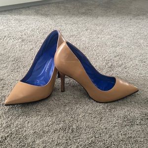 NWOT Antonia Saint Victoria Nemi Heels Pumps 9B Contoured Support Pointed Toe